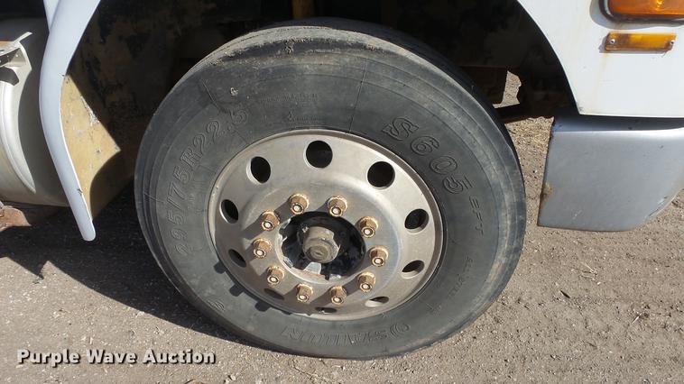 image for item DC0618 2001 Freightliner FL-1 semi truck