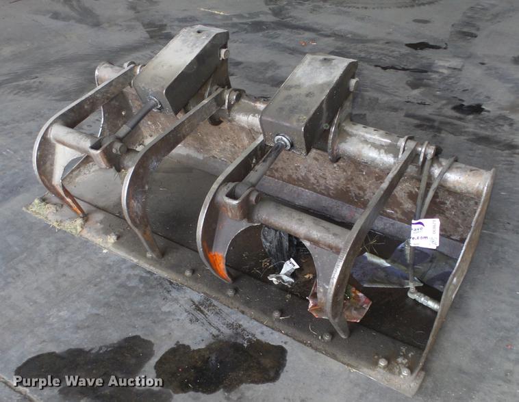 image for item DC0621 Bobcat skid steer grapple bucket