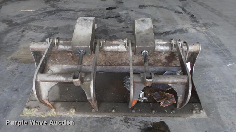 image for item DC0621 Bobcat skid steer grapple bucket