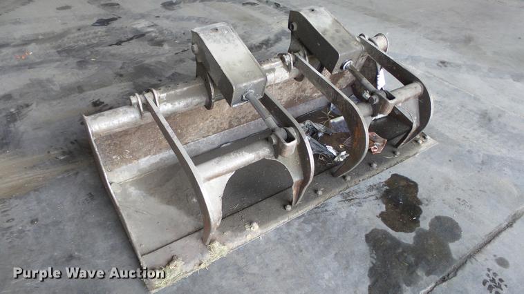 image for item DC0621 Bobcat skid steer grapple bucket