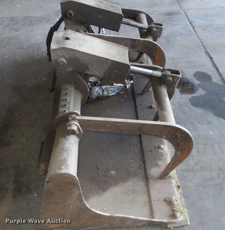 image for item DC0621 Bobcat skid steer grapple bucket