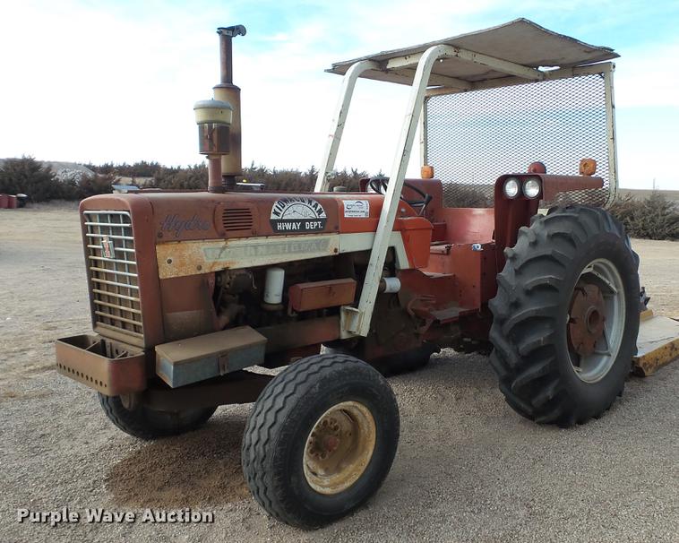 image for item DC5672 1972 International 656 tractor