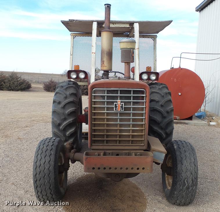 image for item DC5672 1972 International 656 tractor