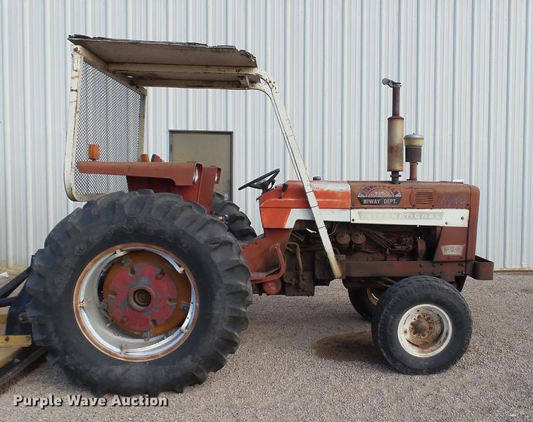 image for item DC5672 1972 International 656 tractor