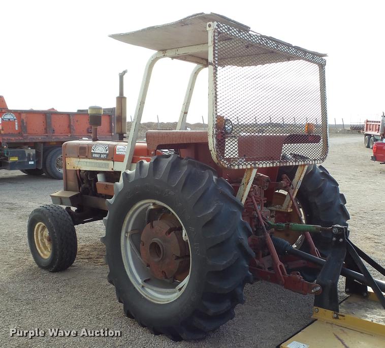 image for item DC5672 1972 International 656 tractor