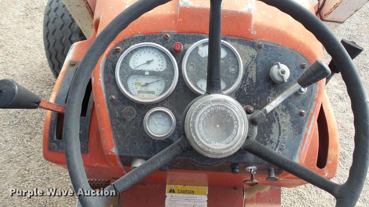 image for item DC5672 1972 International 656 tractor