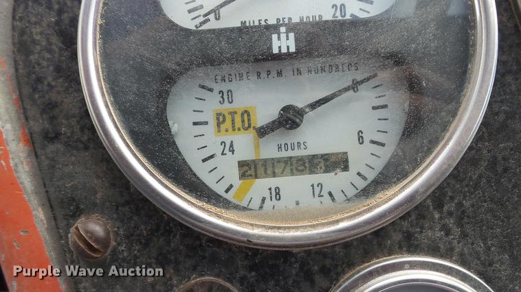 image for item DC5672 1972 International 656 tractor