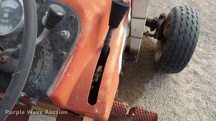image for item DC5672 1972 International 656 tractor