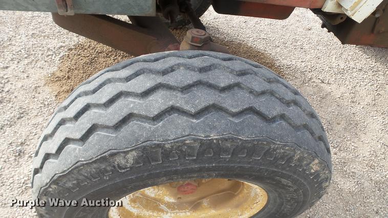 image for item DC5672 1972 International 656 tractor