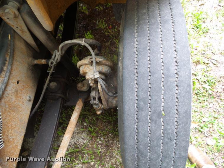 image for item DH9409 2001 Freightliner FS65 school bus