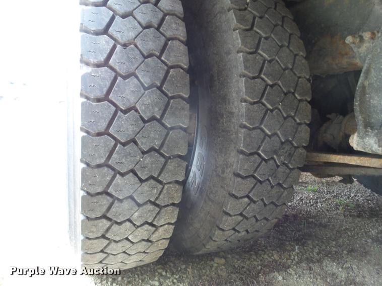 image for item DH9409 2001 Freightliner FS65 school bus