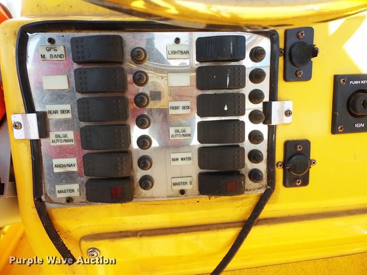 image for item EA9690 1998 Marine One 2650kat boat