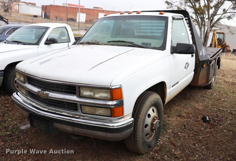 image for item EC9487 1998 Chevrolet Silverado 3500 flatbed pickup truck