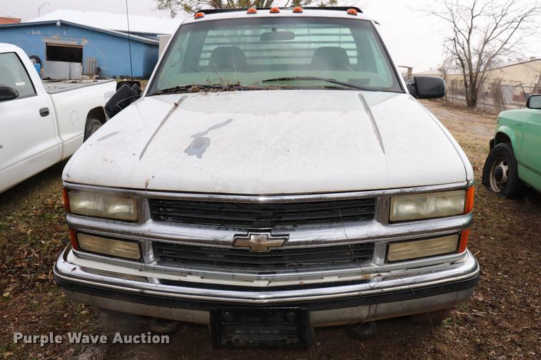 image for item EC9487 1998 Chevrolet Silverado 3500 flatbed pickup truck