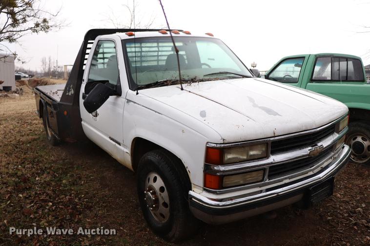 image for item EC9487 1998 Chevrolet Silverado 3500 flatbed pickup truck