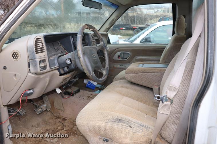 image for item EC9487 1998 Chevrolet Silverado 3500 flatbed pickup truck