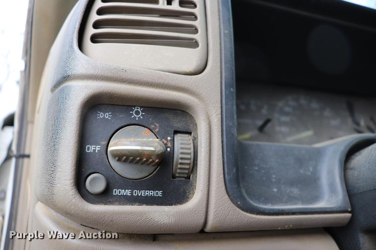 image for item EC9487 1998 Chevrolet Silverado 3500 flatbed pickup truck