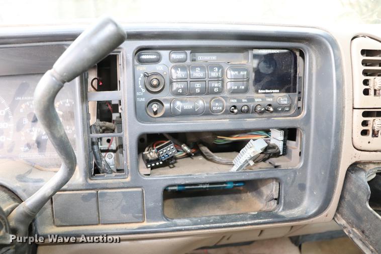 image for item EC9487 1998 Chevrolet Silverado 3500 flatbed pickup truck