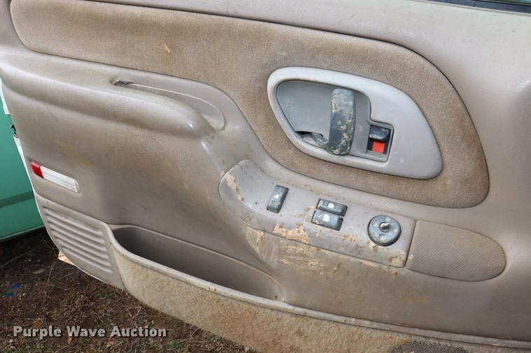 image for item EC9487 1998 Chevrolet Silverado 3500 flatbed pickup truck