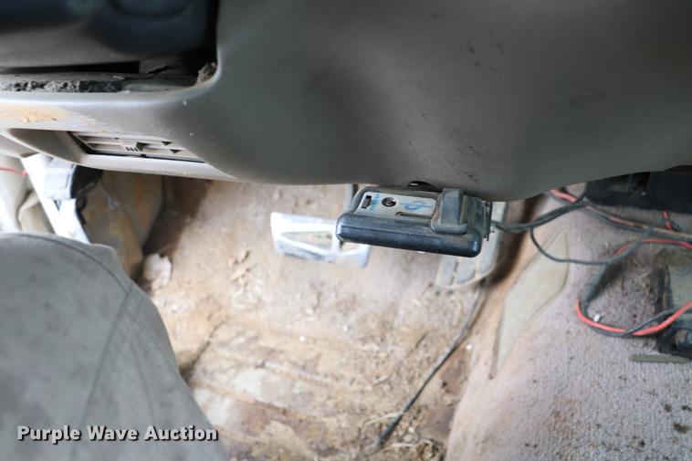 image for item EC9487 1998 Chevrolet Silverado 3500 flatbed pickup truck