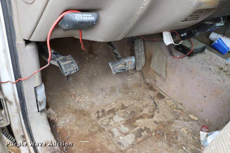 image for item EC9487 1998 Chevrolet Silverado 3500 flatbed pickup truck