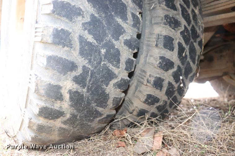 image for item EC9487 1998 Chevrolet Silverado 3500 flatbed pickup truck