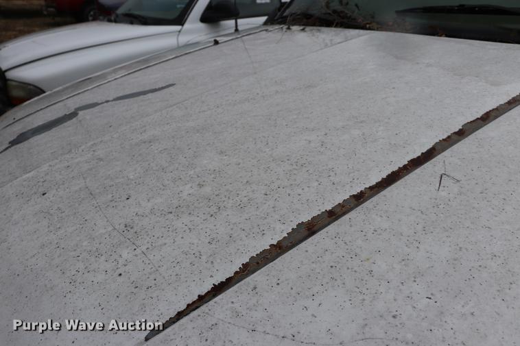 image for item EC9487 1998 Chevrolet Silverado 3500 flatbed pickup truck