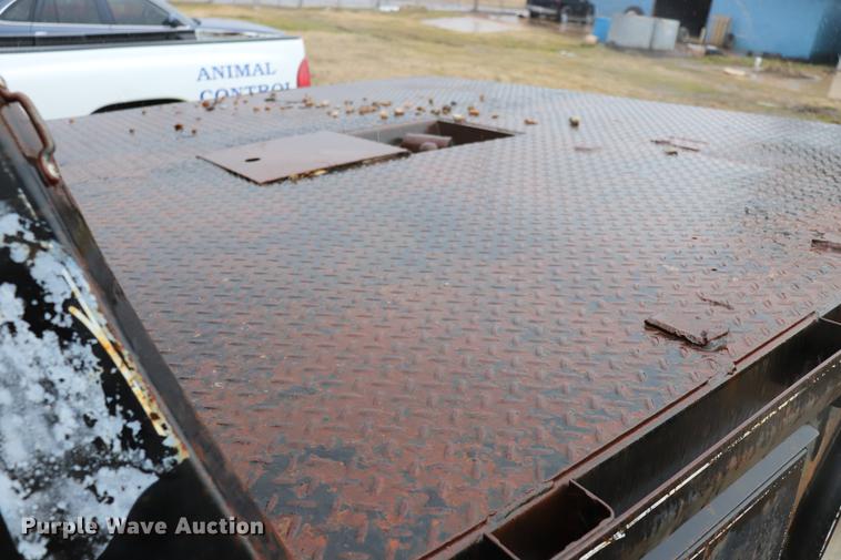 image for item EC9487 1998 Chevrolet Silverado 3500 flatbed pickup truck