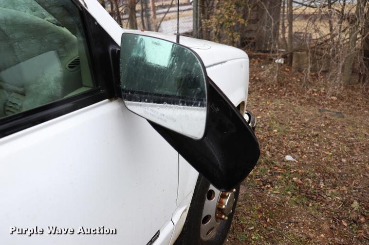 image for item EC9487 1998 Chevrolet Silverado 3500 flatbed pickup truck