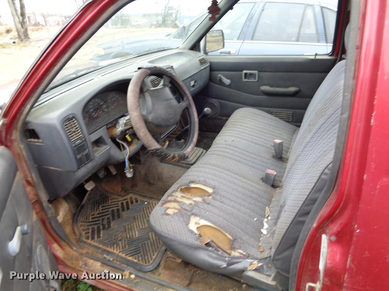 image for item EC9490 1997 Nissan XE pickup truck