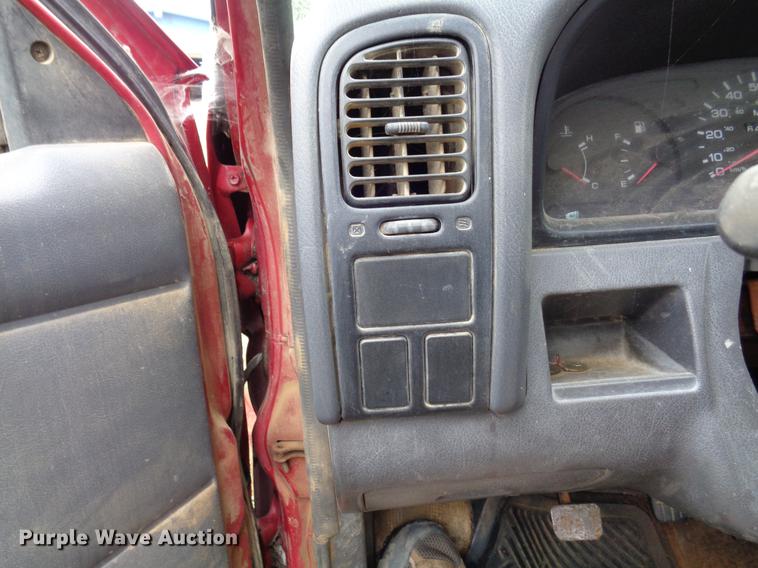 image for item EC9490 1997 Nissan XE pickup truck