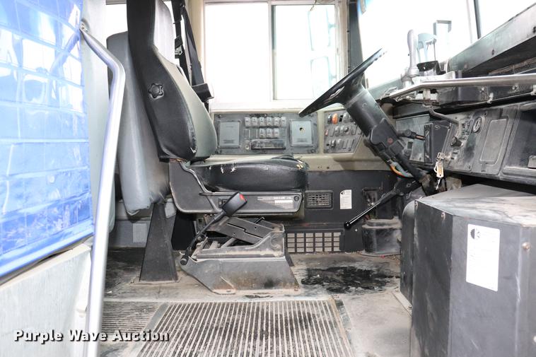 image for item EJ9756 2000 International 3800 school bus