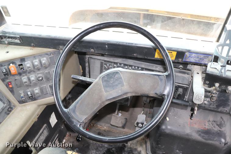 image for item EJ9756 2000 International 3800 school bus