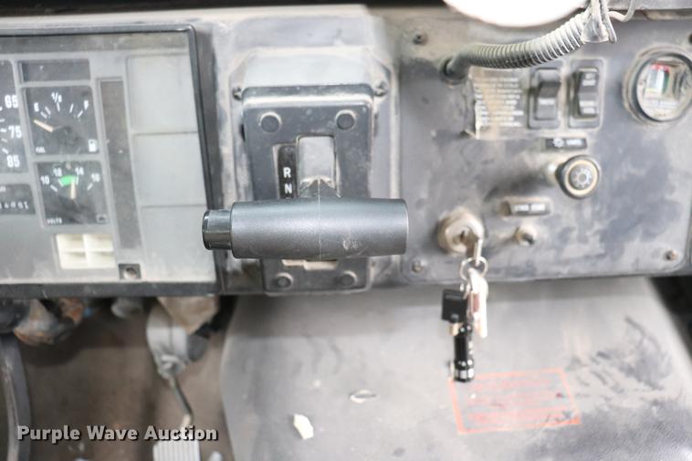 image for item EJ9756 2000 International 3800 school bus