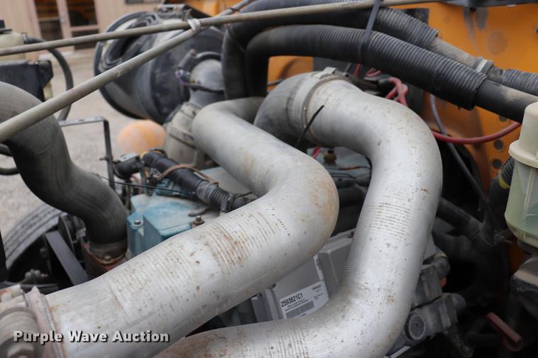 image for item EJ9756 2000 International 3800 school bus