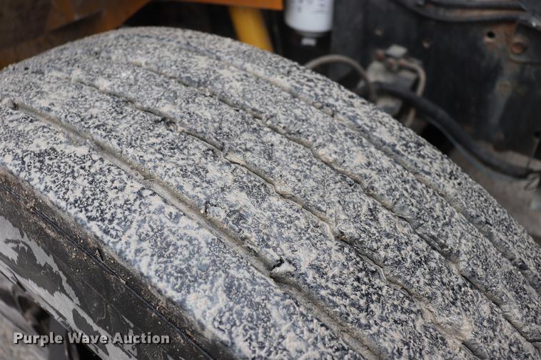 image for item EJ9756 2000 International 3800 school bus