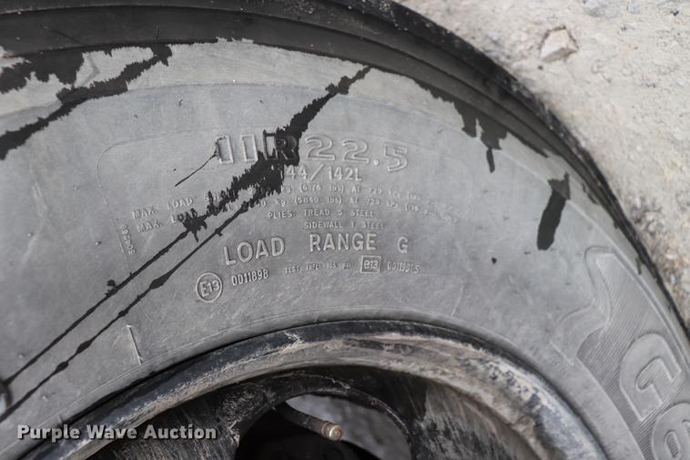 image for item EJ9756 2000 International 3800 school bus