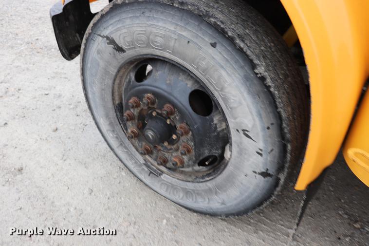 image for item EJ9756 2000 International 3800 school bus