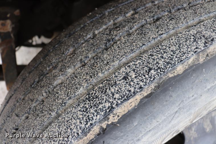 image for item EJ9756 2000 International 3800 school bus