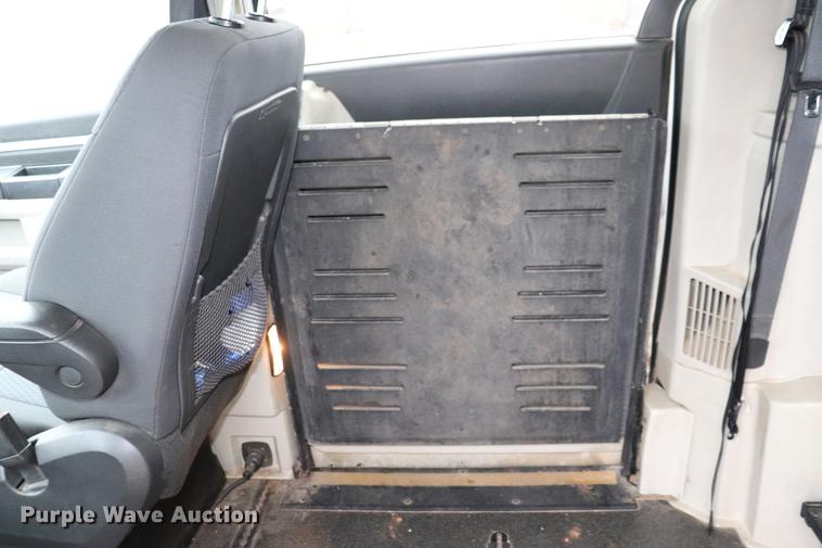 image for item EJ9783 2010 Dodge Grand Caravan SE van