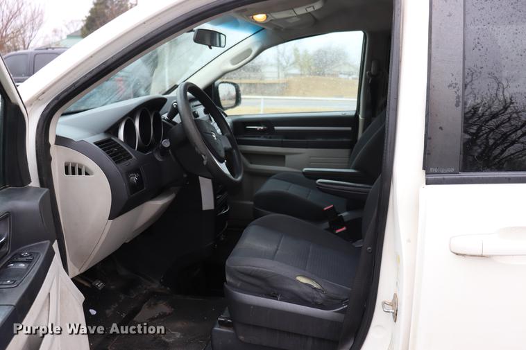 image for item EJ9784 2010 Dodge Grand Caravan SE van