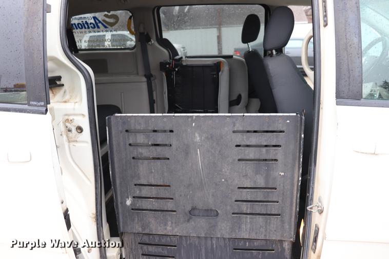 image for item EJ9784 2010 Dodge Grand Caravan SE van