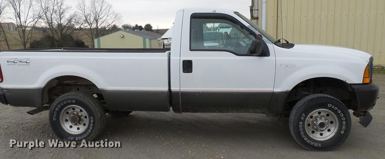 image for item DB7195 2001 Ford F250 Super Duty pickup truck
