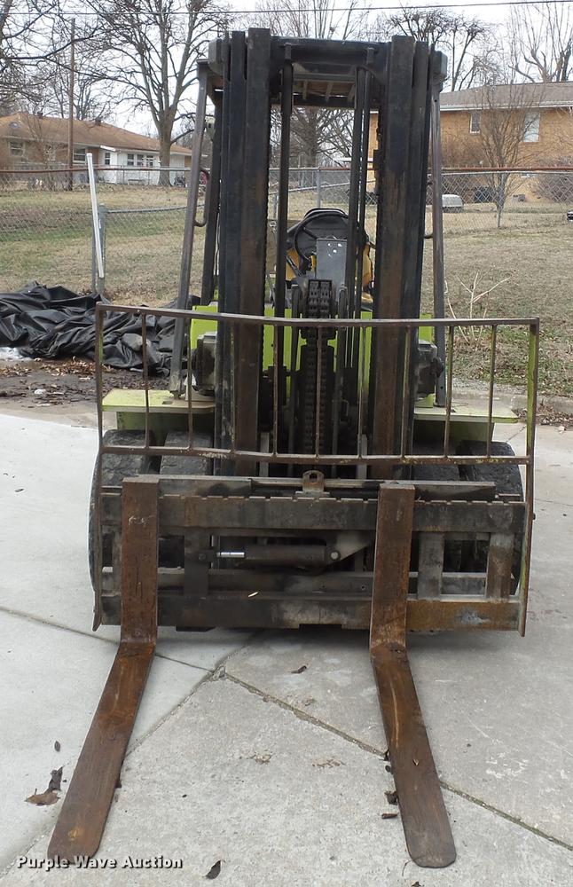 image for item DB7203 1990 Clark GPX40 forklift