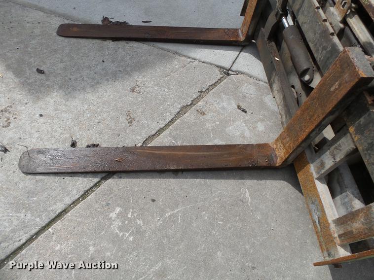 image for item DB7203 1990 Clark GPX40 forklift