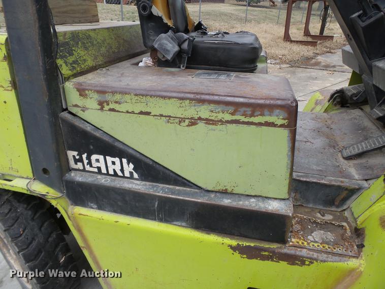 image for item DB7203 1990 Clark GPX40 forklift