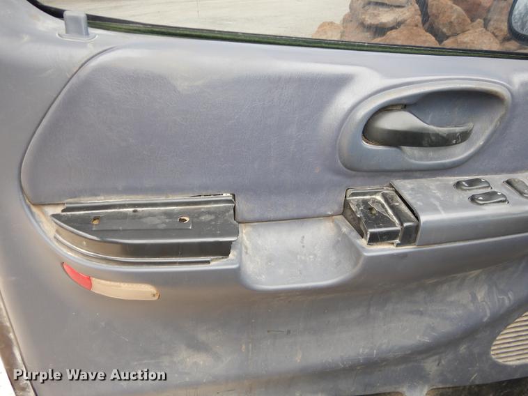 image for item DC0325 1999 Ford F150 XLT pickup truck