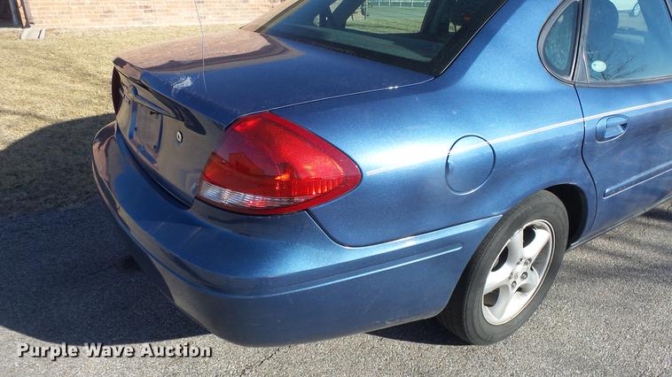 image for item DC0661 2004 Ford Taurus