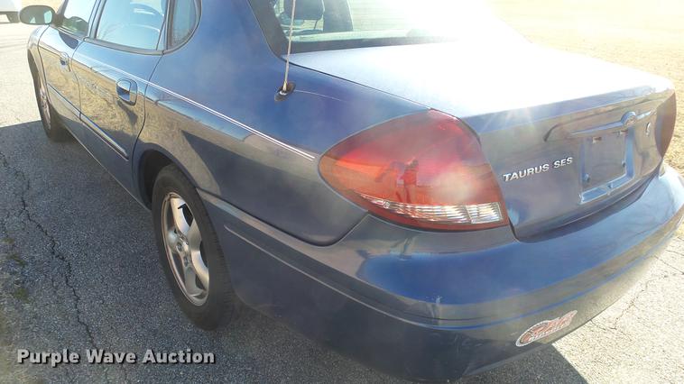 image for item DC0661 2004 Ford Taurus