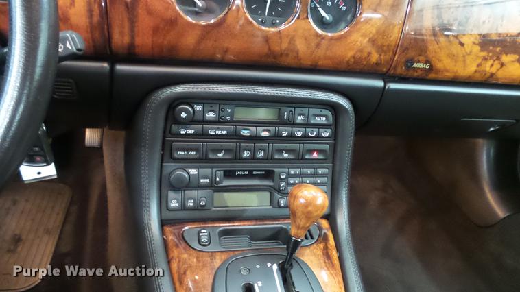 image for item DC5610 2001 Jaguar XK8 convertible